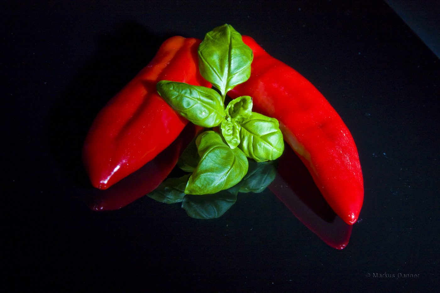 Roter Paprika mit Basilikum. © Markus Danner